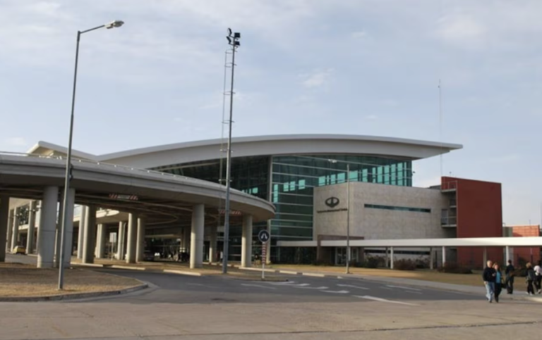 Un avión tuvo que aterrizar de urgencia en el aeropuerto Taravella